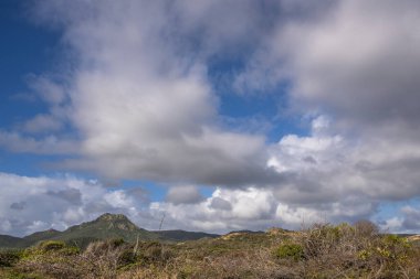 Bulutlu gökyüzü ile Curacao adasının muhteşem manzarası