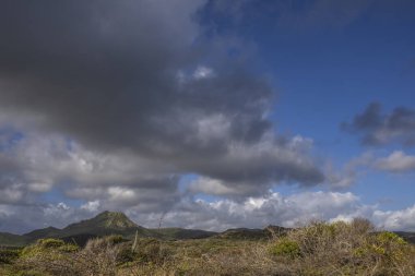 Bulutlu gökyüzü ile Curacao adasının muhteşem manzarası
