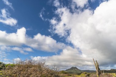 Bulutlu gökyüzü ile Curacao adasının muhteşem manzarası