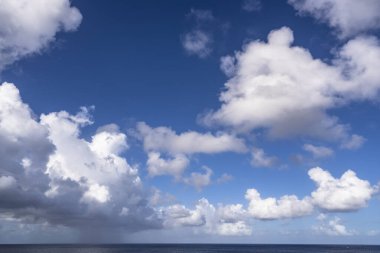 Bulutlu mavi gökyüzü ve okyanus, doğa arka planı