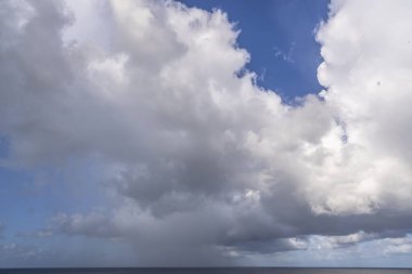Bulutlu mavi gökyüzü ve okyanus, doğa arka planı