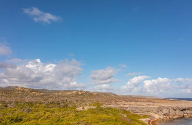 Bulutlu gökyüzü ile Curacao adasının muhteşem manzarası