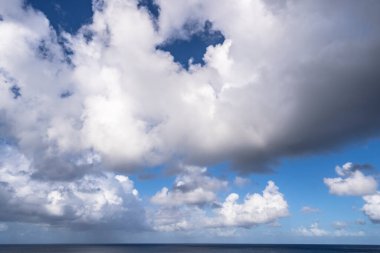 Bulutlu mavi gökyüzü ve okyanus, doğa arka planı