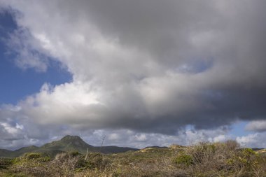 Bulutlu gökyüzü ile Curacao adasının muhteşem manzarası