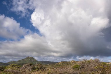 Bulutlu gökyüzü ile Curacao adasının muhteşem manzarası