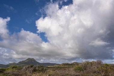 Bulutlu gökyüzü ile Curacao adasının muhteşem manzarası