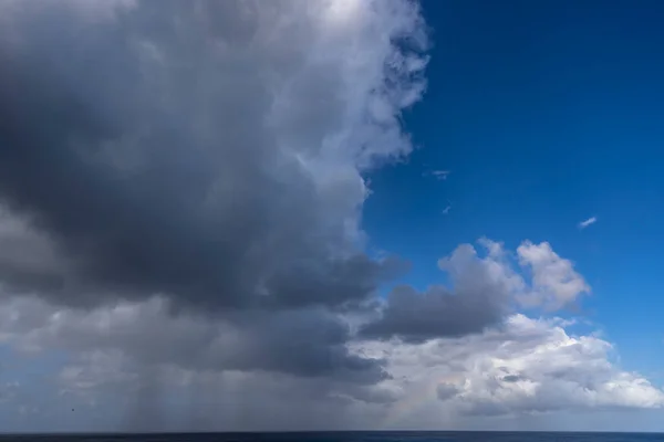 有云和海洋 自然背景 — 图库照片