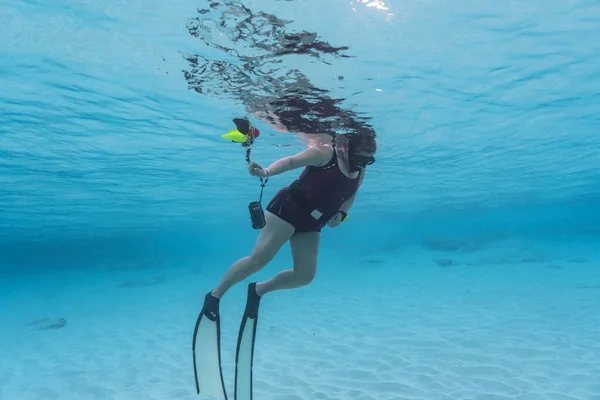 在库拉索岛加勒比海珊瑚礁中游泳的女潜水员 — 图库照片