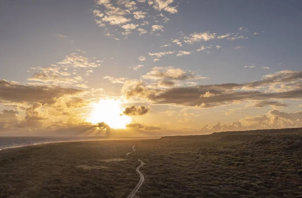 日落时分乌云密布的库拉索岛迷人的风景 — 图库照片