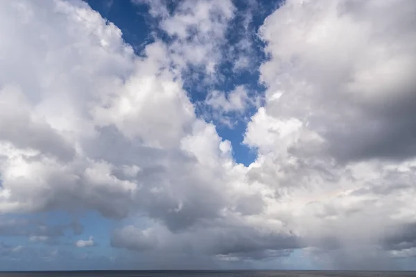 Cielo Azul Con Nubes Océano Fondo Naturaleza — Foto de Stock