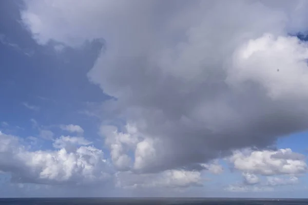 Cielo Azul Con Nubes Océano Fondo Naturaleza — Foto de Stock