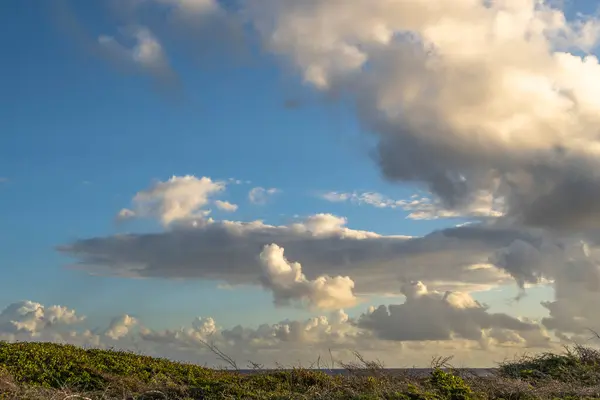 乌云密布的库拉索岛迷人的风景 — 图库照片