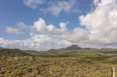 Bulutlu gökyüzü ile Curacao adasının muhteşem manzarası