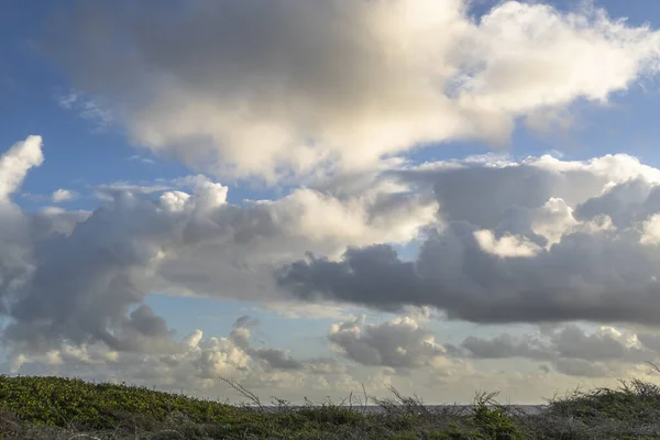 Niesamowity Krajobraz Wyspy Curacao Zachmurzonym Niebem — Zdjęcie stockowe