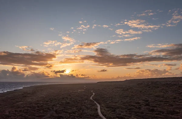 日落时分乌云密布的库拉索岛迷人的风景 — 图库照片