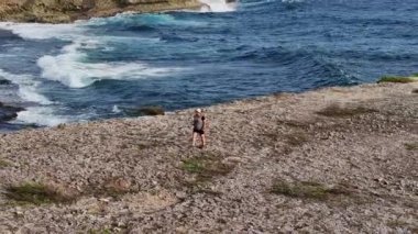 Karayipler 'deki bir adanın ıssız sahillerinde bir kadın.