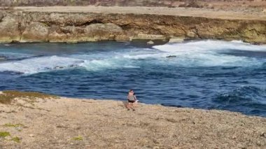 Karayipler 'deki bir adanın ıssız sahillerinde bir kadın.