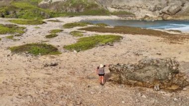 Karayipler 'deki bir adanın ıssız sahillerinde bir kadın.