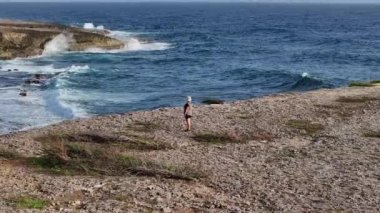 Karayipler 'deki bir adanın ıssız sahillerinde bir kadın.