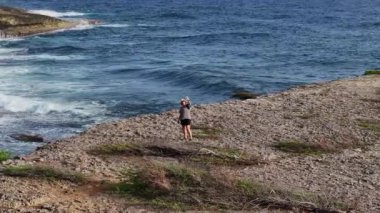 Karayipler 'deki bir adanın ıssız sahillerinde bir kadın.