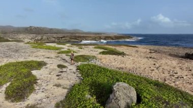 Karayipler 'deki bir adanın ıssız sahillerinde bir kadın.