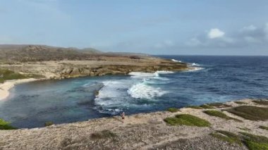 Karayipler 'deki bir adanın ıssız sahillerinde bir kadın.