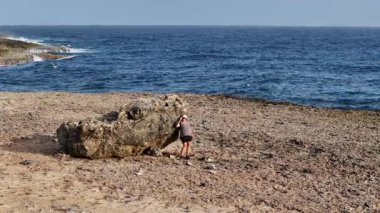 Karayipler 'deki bir adanın ıssız sahillerinde bir kadın.