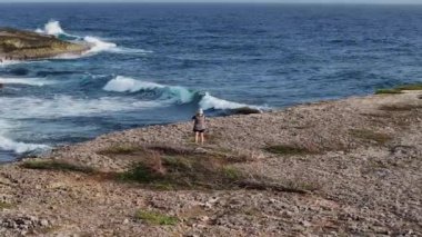 Karayipler 'deki bir adanın ıssız sahillerinde bir kadın.