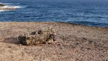 Karayipler 'deki bir adanın ıssız sahillerinde bir kadın.