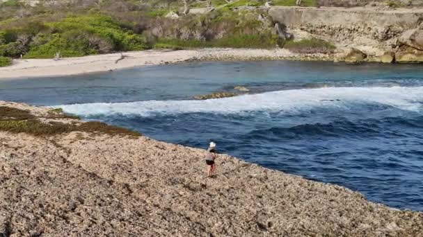 Μια Γυναίκα Στις Ακατέργαστες Ακτές Ενός Νησιού Στην Καραϊβική — Αρχείο Βίντεο