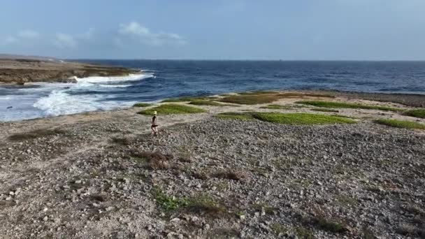 カリブ海の島の原生の海岸にいる女性 — ストック動画