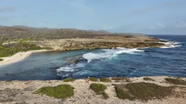 カリブ海の島の原生の海岸にいる女性 — ストック動画