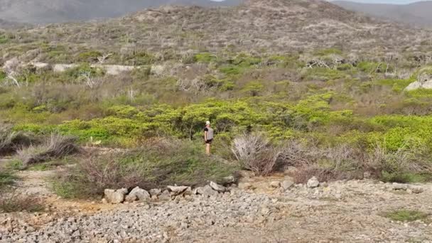 一名加勒比岛屿原始海岸上的妇女 — 图库视频影像