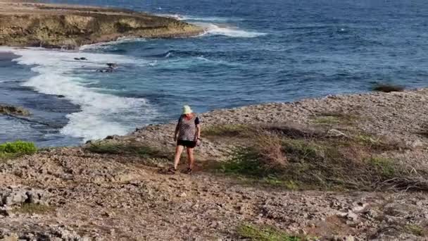 Una Mujer Costa Cruda Una Isla Caribe — Vídeos de Stock