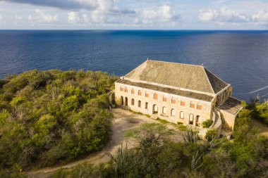 Denizdeki eski kalenin havadan görünüşü
