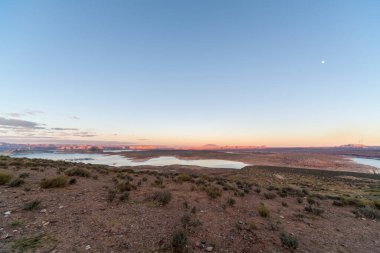 Karlı Kanyon, Utah, ABD 'deki dağları ve otlakları gören manzara..