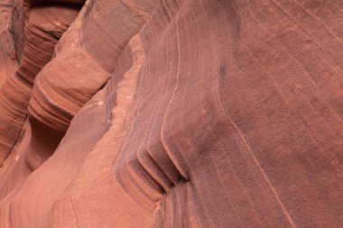 Dalgalı ve pürüzsüz kaya duvarları olan bir kanyonda manzara, Canyon X, Arizona, ABD