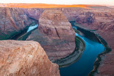 Horseshoe Bend 'de şafak manzarası. Colorado nehri, Page, Arizona, ABD yakınlarında..