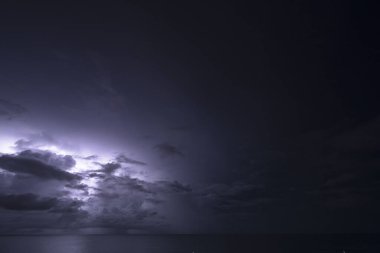 Curacao, Karayipler çevresindeki fırtına manzarasında şimşekler çaktı..