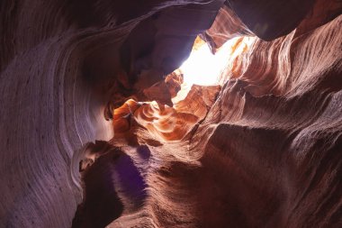 Dalgalı ve pürüzsüz kaya duvarları olan bir kanyonda manzara, Canyon X, Arizona, ABD