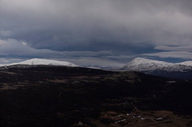 Norveç 'teki karlı dağların güzel manzarası