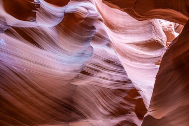 Dalgalı ve pürüzsüz kaya duvarları olan bir kanyonda manzara, Canyon X, Arizona, ABD