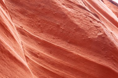 Dalgalı ve pürüzsüz kaya duvarları olan bir kanyonda manzara, Canyon X, Arizona, ABD