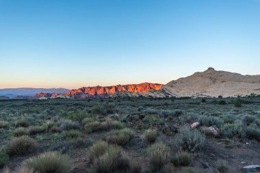 Karlı Kanyon, Utah, ABD 'deki dağları ve otlakları gören manzara..