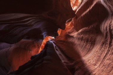 Dalgalı ve pürüzsüz kaya duvarları olan bir kanyonda manzara, Canyon X, Arizona, ABD