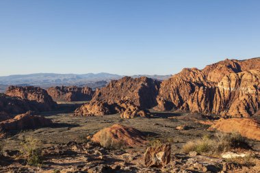 Karlı Kanyon, Utah, ABD 'deki dağları ve otlakları gören manzara..
