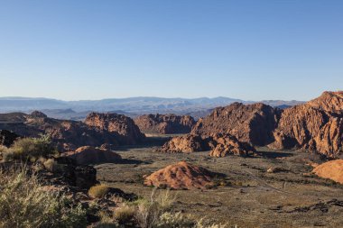 Karlı Kanyon, Utah, ABD 'deki dağları ve otlakları gören manzara..