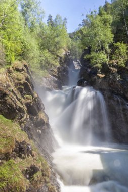 Dağlarda güzel şelale, Norveç