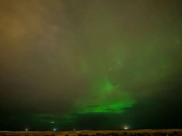 アイスランドのレイキャネス半島に浮かぶオーロラの風景 — ストック写真