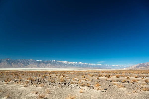 アメリカの西 カリフォルニア州モハベ近くの赤い岩崖と石の砂漠の風景 — ストック写真